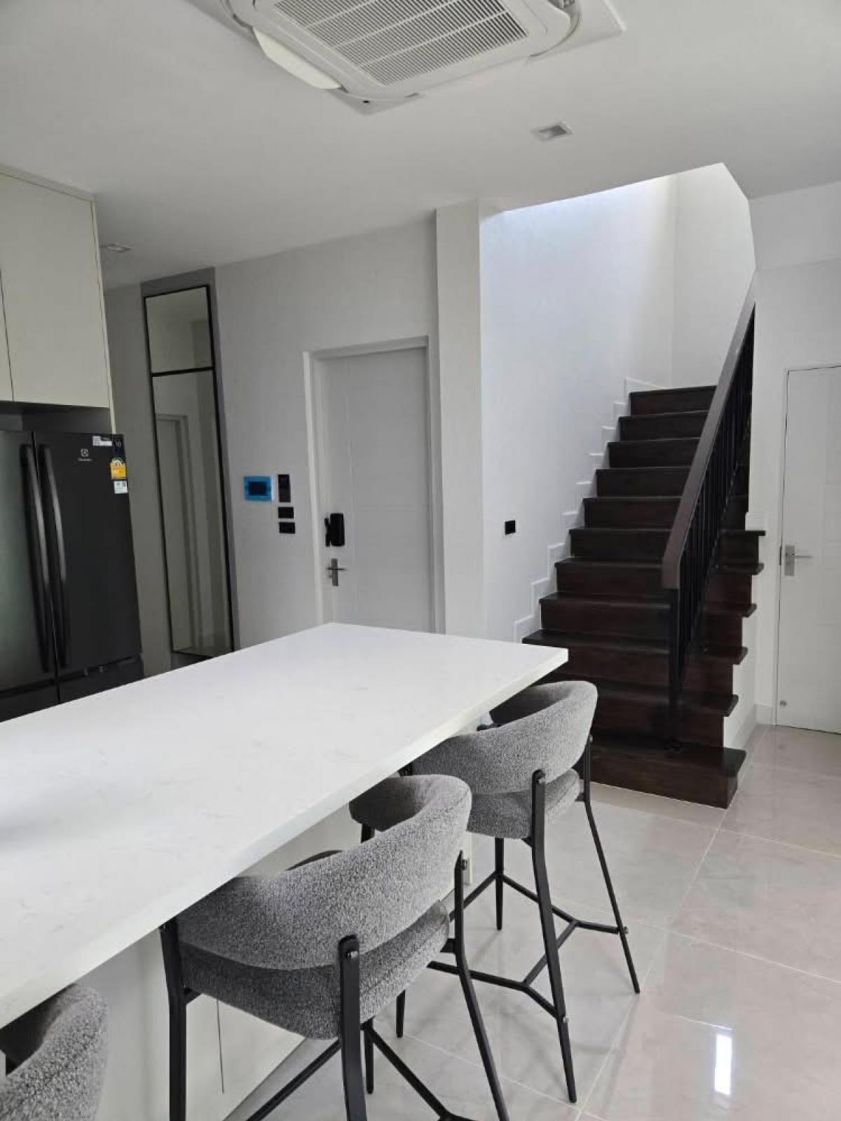 ให้เช่าบ้านบางนา แบริ่ง ลาซาล : 12/02/2026, Bangkok Boulevard Bangna Km.5 บ้านเดี่ยวใหม่ พร้อมเฟอร์ครบ ใกล้โรงเรียนนานาชาติ สุขุมวิท เช่าถูก 140,000 บาท/เดือน แปลงมุม ที่ดินกว้างส่วนตัว