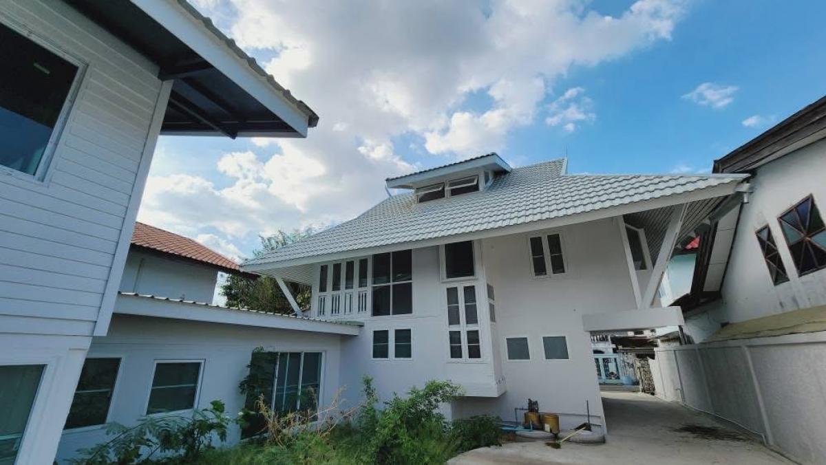 ให้เช่าบ้านนวมินทร์ รามอินทรา : 12/02/2026, บ้านนวมินทร์ 4 ห้องนอน ติดถนนใหญ่พร้อมเข้าอยู่ เช่าถูก 37,000 บาท พร้อมแอร์และที่จอดรถเพียบ!