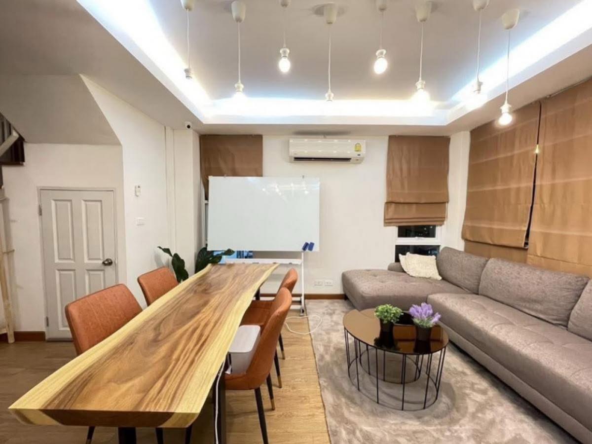 ให้เช่าทาวน์โฮมรัชดา ห้วยขวาง : 12/02/2026, เช่าทาวน์โฮม 3 ชั้น ใจกลางรัชดา ใกล้ MRT เพียง 5 นาที 4 ห้องนอน พร้อมดาดฟ้าส่วนตัว อยู่ได้ทันทีเฟอร์ครบครัน