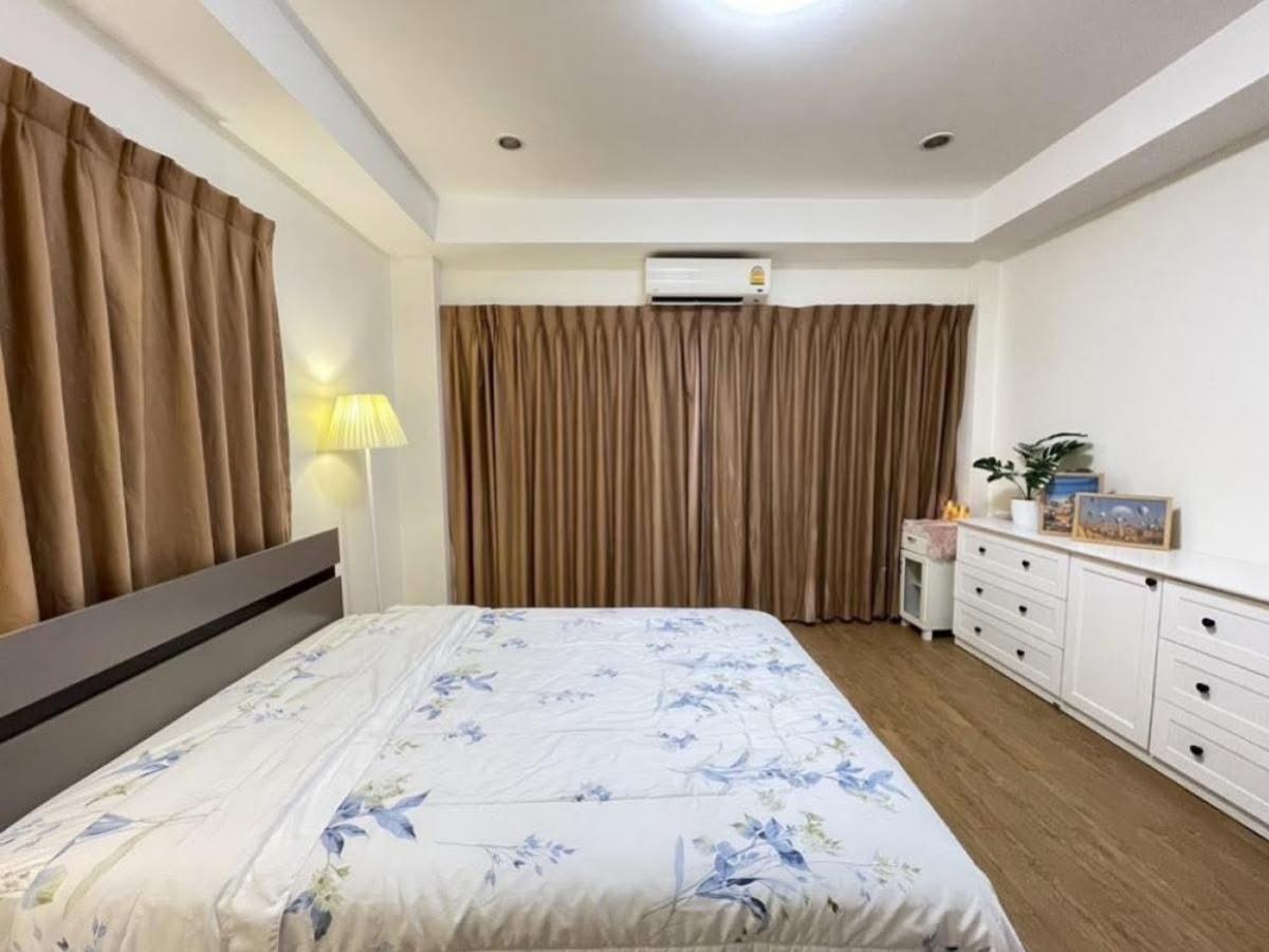 ให้เช่าทาวน์โฮมรัชดา ห้วยขวาง : 12/02/2026, เช่าทาวน์โฮม 3 ชั้น ใจกลางรัชดา ใกล้ MRT เพียง 5 นาที 4 ห้องนอน พร้อมดาดฟ้าส่วนตัว อยู่ได้ทันทีเฟอร์ครบครัน