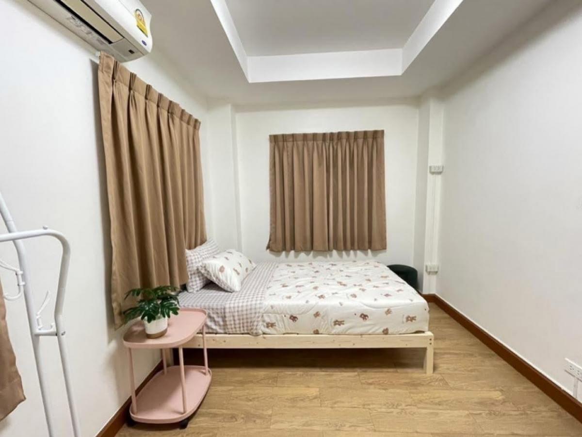 ให้เช่าทาวน์โฮมรัชดา ห้วยขวาง : 12/02/2026, เช่าทาวน์โฮม 3 ชั้น ใจกลางรัชดา ใกล้ MRT เพียง 5 นาที 4 ห้องนอน พร้อมดาดฟ้าส่วนตัว อยู่ได้ทันทีเฟอร์ครบครัน