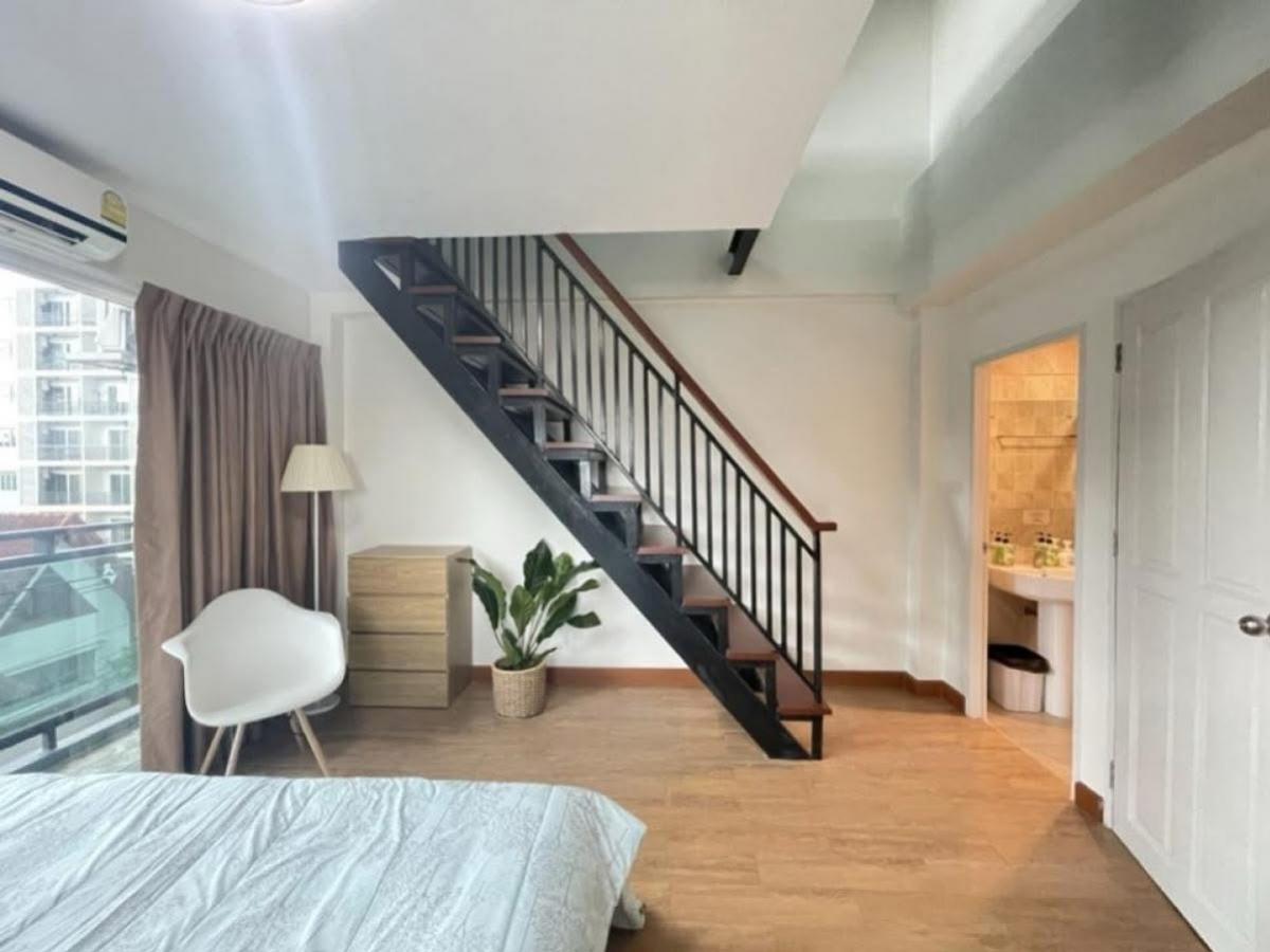 ให้เช่าทาวน์โฮมรัชดา ห้วยขวาง : 12/02/2026, เช่าทาวน์โฮม 3 ชั้น ใจกลางรัชดา ใกล้ MRT เพียง 5 นาที 4 ห้องนอน พร้อมดาดฟ้าส่วนตัว อยู่ได้ทันทีเฟอร์ครบครัน