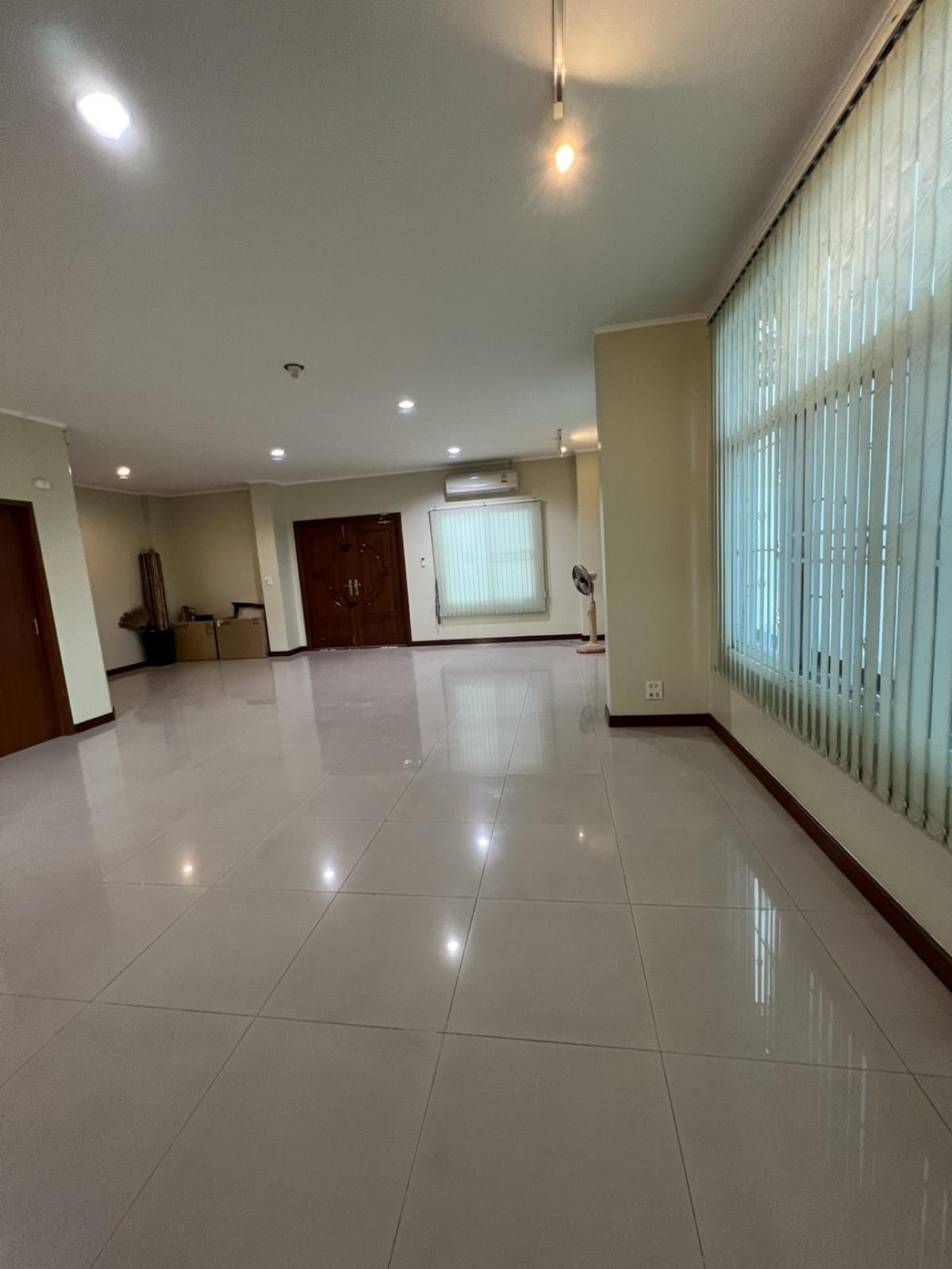 For SaleHome OfficeMin Buri, Romklao : Home office, 3.5 floors, in front of Preecha University, next to Romklao Road. Is it worth investing or living in? Wide space, 4 bedrooms, convenient parking, near MRT and Airport Link.