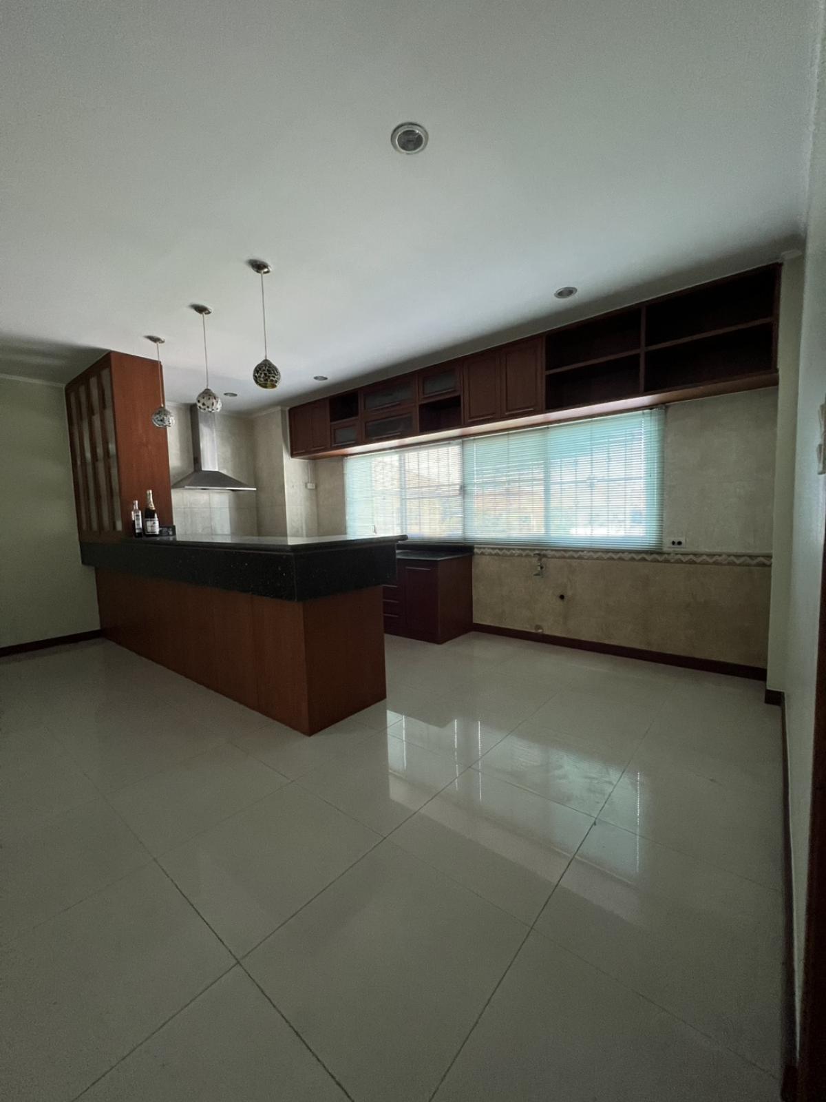 For SaleHome OfficeMin Buri, Romklao : Home office, 3.5 floors, in front of Preecha University, next to Romklao Road. Is it worth investing or living in? Wide space, 4 bedrooms, convenient parking, near MRT and Airport Link.
