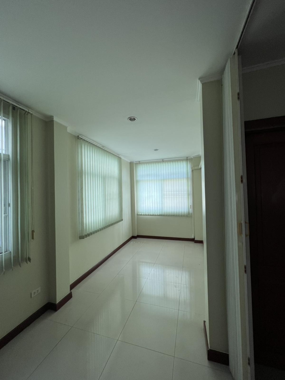 For SaleHome OfficeMin Buri, Romklao : Home office, 3.5 floors, in front of Preecha University, next to Romklao Road. Is it worth investing or living in? Wide space, 4 bedrooms, convenient parking, near MRT and Airport Link.