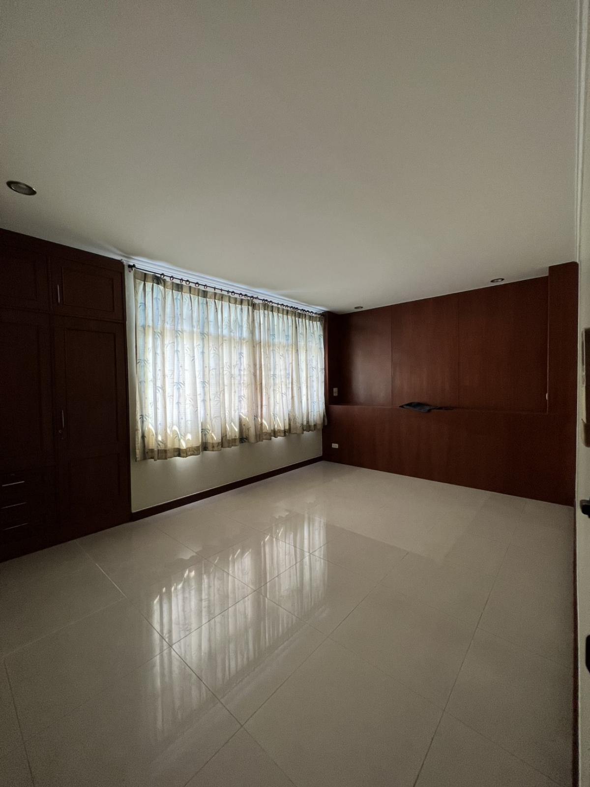 For SaleHome OfficeMin Buri, Romklao : Home office, 3.5 floors, in front of Preecha University, next to Romklao Road. Is it worth investing or living in? Wide space, 4 bedrooms, convenient parking, near MRT and Airport Link.