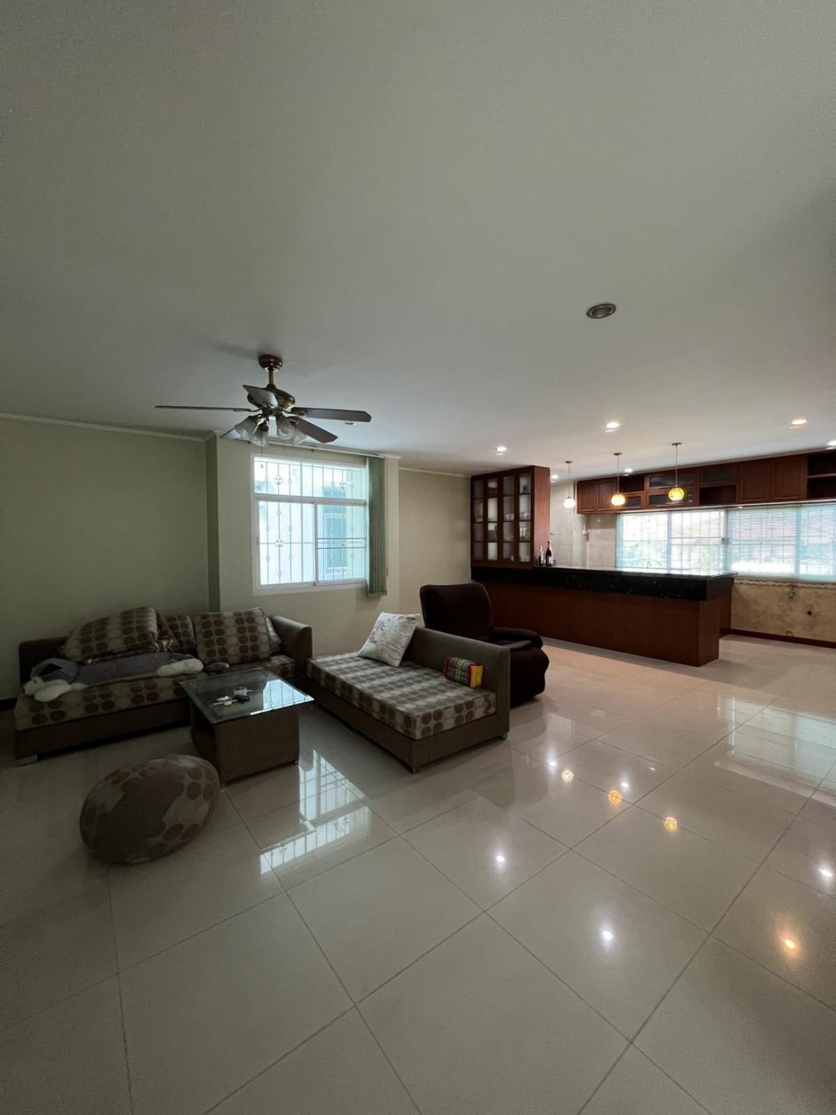 For SaleHome OfficeMin Buri, Romklao : Home office, 3.5 floors, in front of Preecha University, next to Romklao Road. Is it worth investing or living in? Wide space, 4 bedrooms, convenient parking, near MRT and Airport Link.