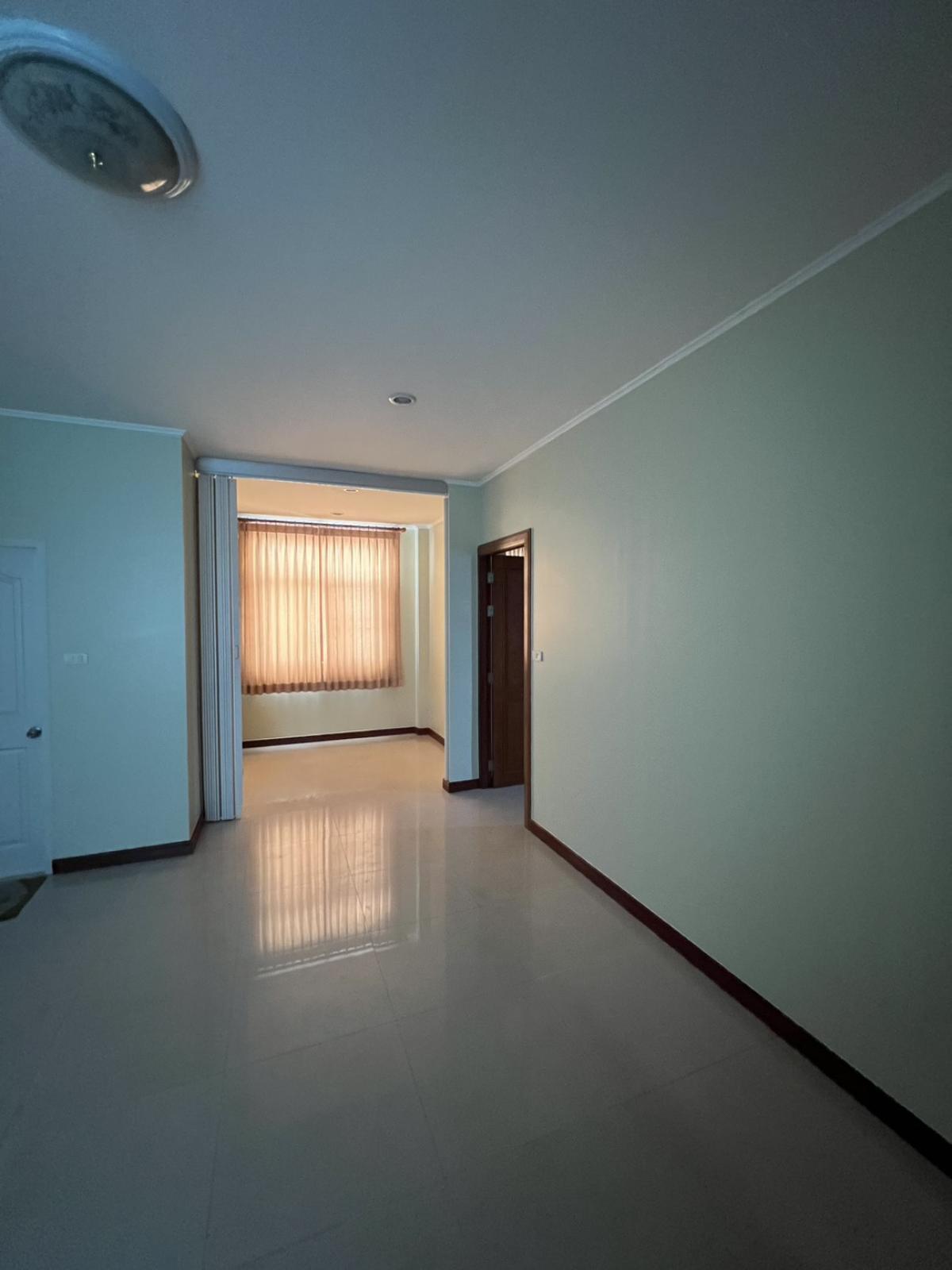 For SaleHome OfficeMin Buri, Romklao : Home office, 3.5 floors, in front of Preecha University, next to Romklao Road. Is it worth investing or living in? Wide space, 4 bedrooms, convenient parking, near MRT and Airport Link.