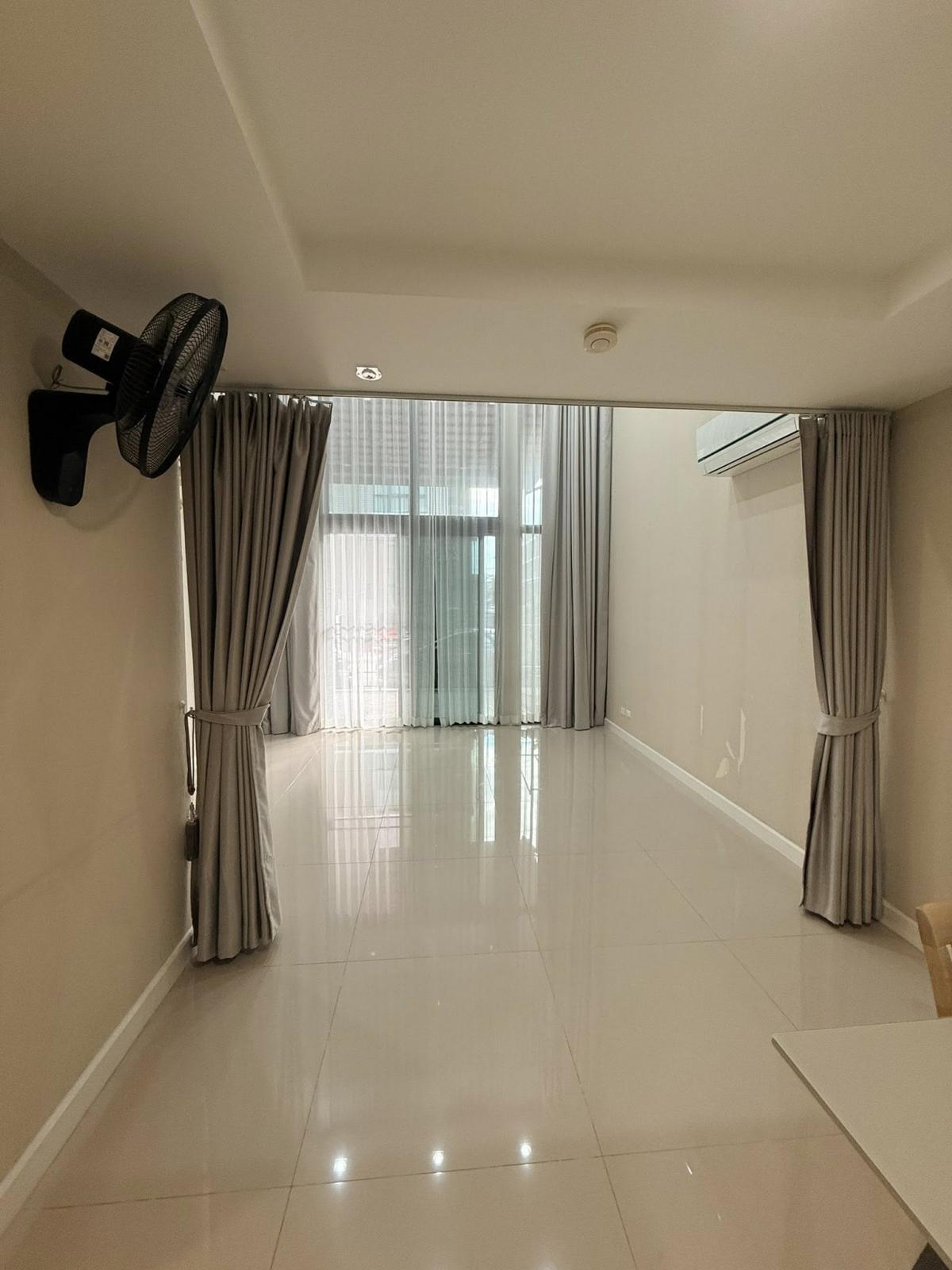 For SaleTownhomePattanakan, Srinakarin : Luxury Corner Townhouse 3 Bed 3 Bath @ PATIO Pattanakarn 32 Rent 40,000 baht | Sell 8.3 million baht. Prime location in the heart of Ekamai-Thonglor.