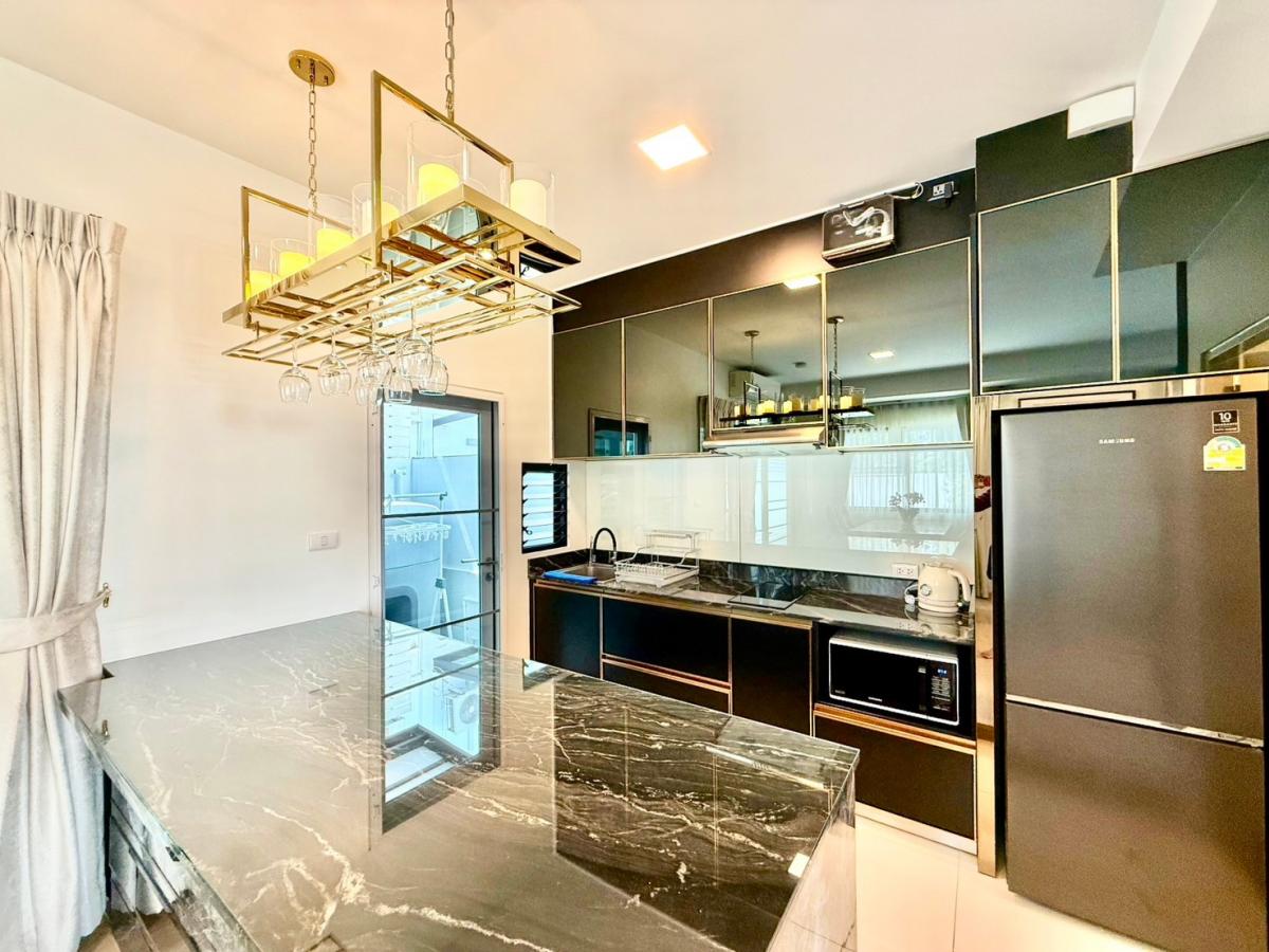 ให้เช่าทาวน์โฮมบางนา แบริ่ง ลาซาล : 19/02/2026, เช่า Indy 5 บางนา 4 นอน พร้อมอยู่ ใกล้เมกะบางนา บ้านหัวมุม เฟอร์ครบ ฟรีสโมสร 24 ชม. เพียง 69,000 บาท/เดือน