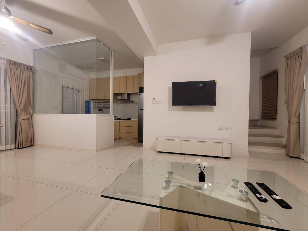 ให้เช่าทาวน์โฮมบางนา แบริ่ง ลาซาล : 19/02/2026, เช่า Indy Bangna–Ramkhamhaeng 2 บ้านทาวน์โฮม 3 นอน ใกล้เมกาบางนา ฟรี WiFi เลี้ยงสัตว์ได้ พร้อมสวนส่วนตัวและสิ่งอำนวยความสะดวกครบ!