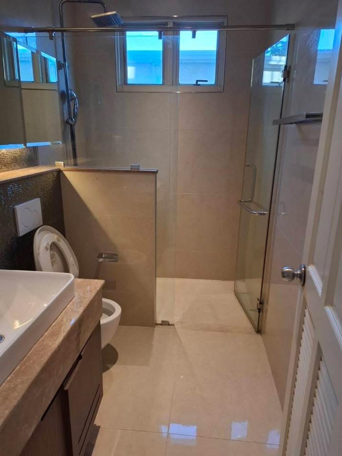 ให้เช่าบ้านเสรีไทย-นิด้า : 19/02/2026, บ้านหรู 4 ห้องนอน 340 ตร.ม. พร้อมเข้าอยู่ย่านสะพานสูง เช่าพร้อมสัญญายาว ใกล้รามคำแหง-เดอะมอลล์บางกะปิ