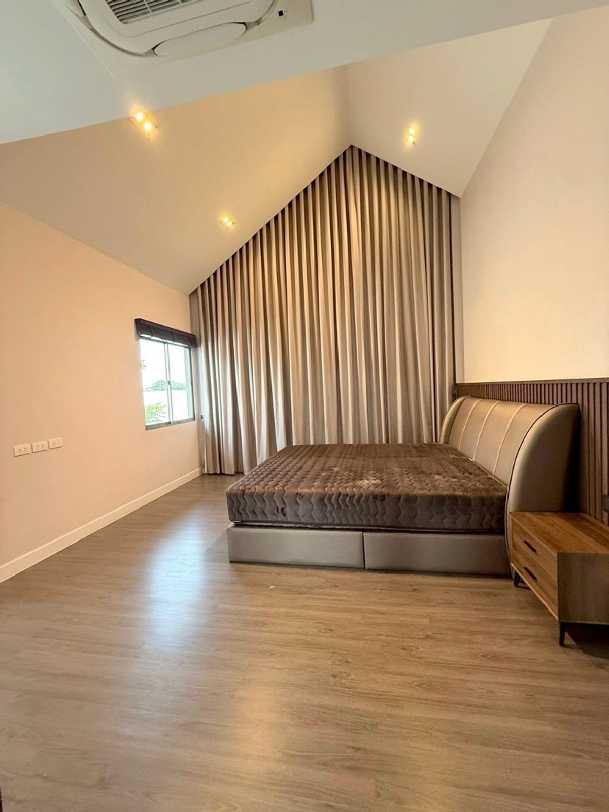 ให้เช่าบ้านเสรีไทย-นิด้า : ให้เช่า บ้านเดี่ยว Bangkok Boulevard Signature ลาดพร้าว–เสรีไทย บ้านหรูตกแต่งครบ 4 ห้องนอน ใกล้รถไฟฟ้าสายสีเหลือง บางกะปิ