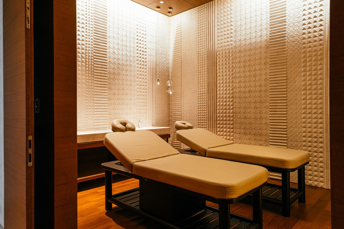 ขายคอนโดวิทยุ ชิดลม หลังสวน : For Sale Largest 2 Bedroom Corner Unit at Sindhorn Kempinski