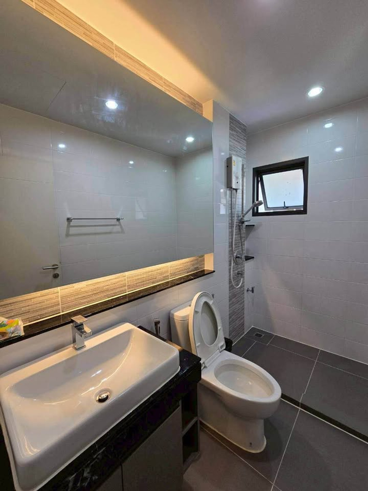 For RentHousePattanakan, Srinakarin : P-2924 ให้เช่า ! Single house in prime location Near Burasiri Pattanakarn International School, ready to move in.