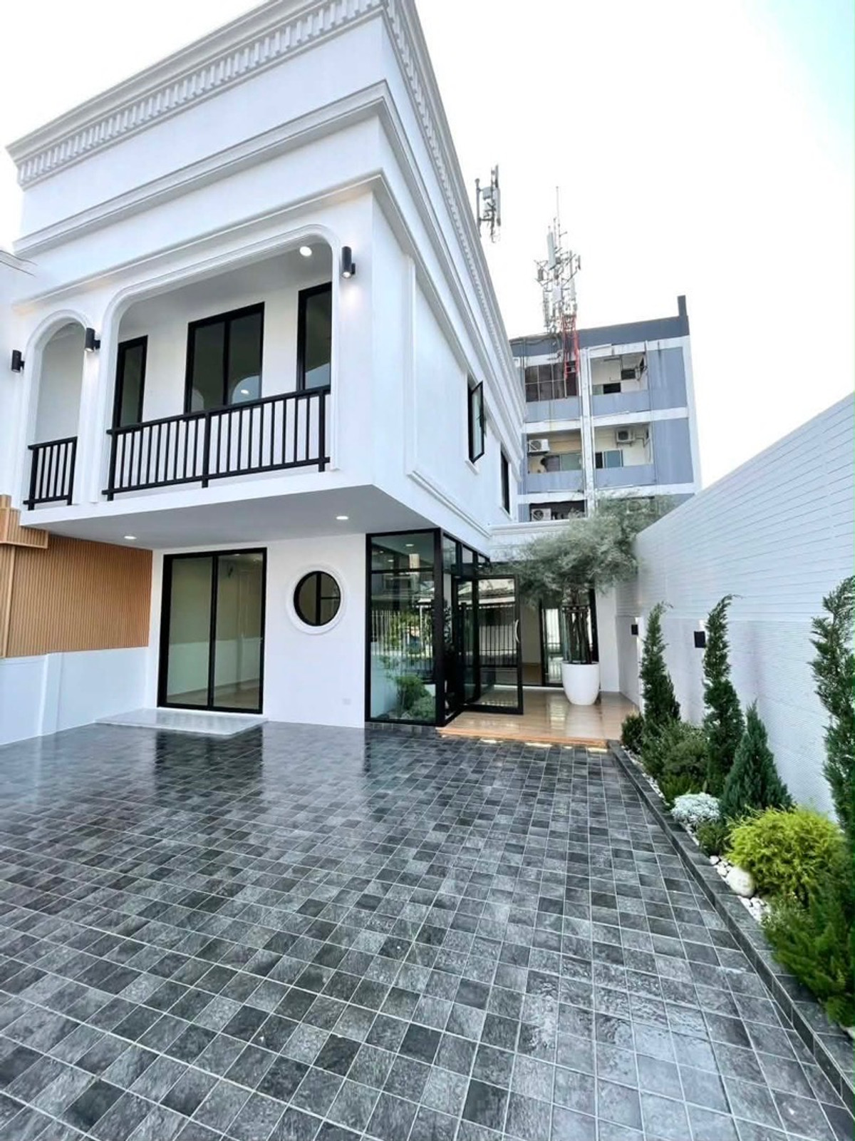 For SaleTownhomeLadprao101, Happy Land, The Mall Bang Kapi : Townhome for sale, location Lat Phrao 93, through Lat Phrao 101, intersection 19, plus all new furniture.