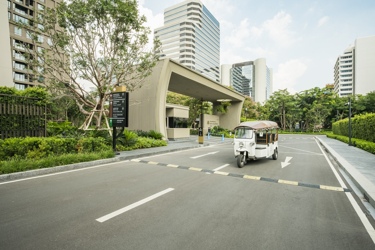 ขายคอนโดวิทยุ ชิดลม หลังสวน : For Sale Largest 2 Bedroom Corner Unit at Sindhorn Kempinski