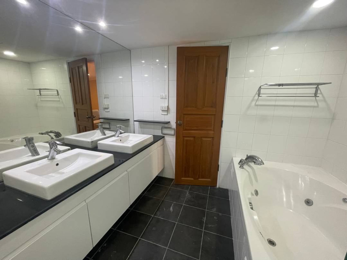 ขายคอนโดวิทยุ ชิดลม หลังสวน : Spacious 3BR for SALE at Somkid Gardens - Prime Chidlom Location