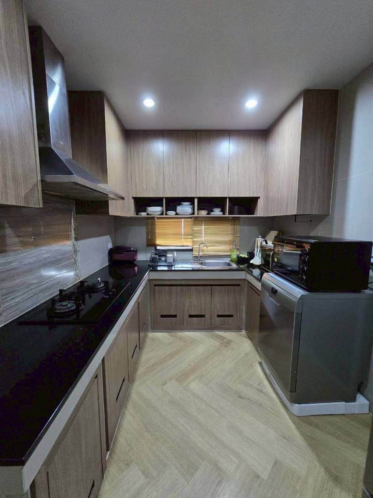 For RentHousePattanakan, Srinakarin : P-2924 ให้เช่า ! Single house in prime location Near Burasiri Pattanakarn International School, ready to move in.