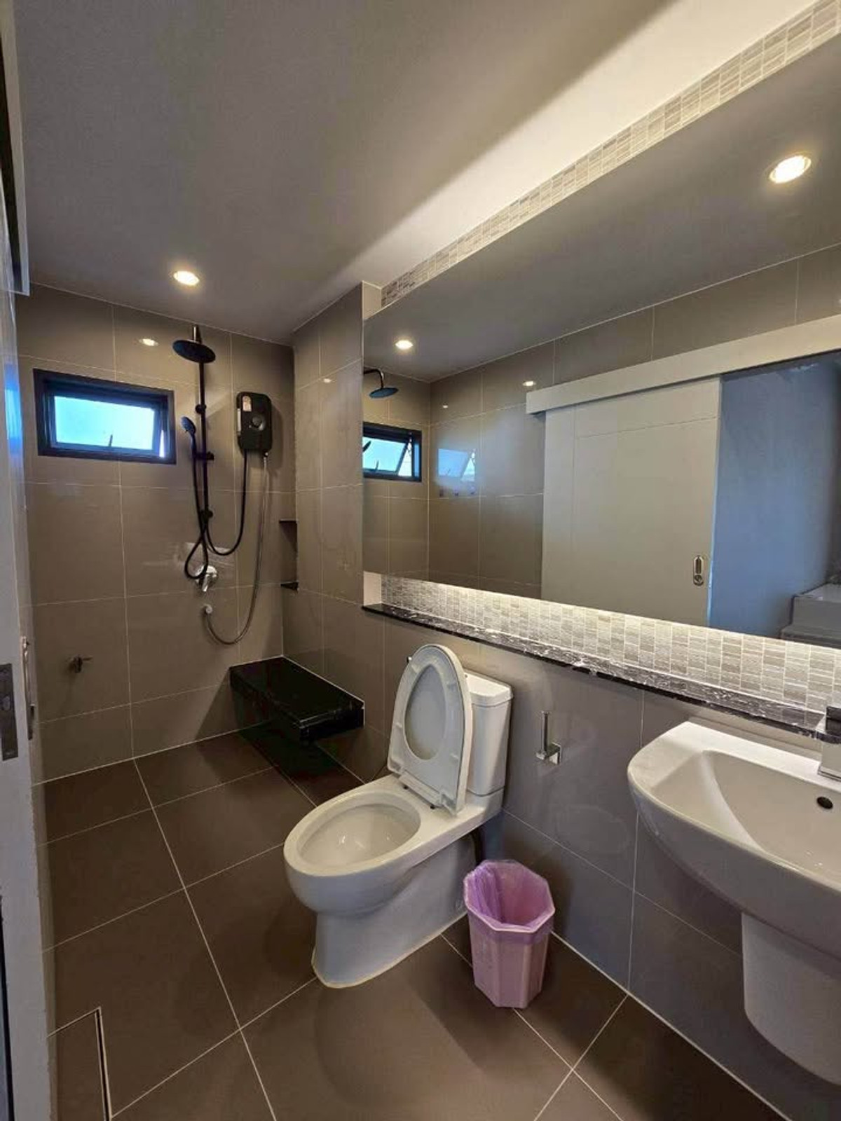 For RentHousePattanakan, Srinakarin : P-2924 ให้เช่า ! Single house in prime location Near Burasiri Pattanakarn International School, ready to move in.