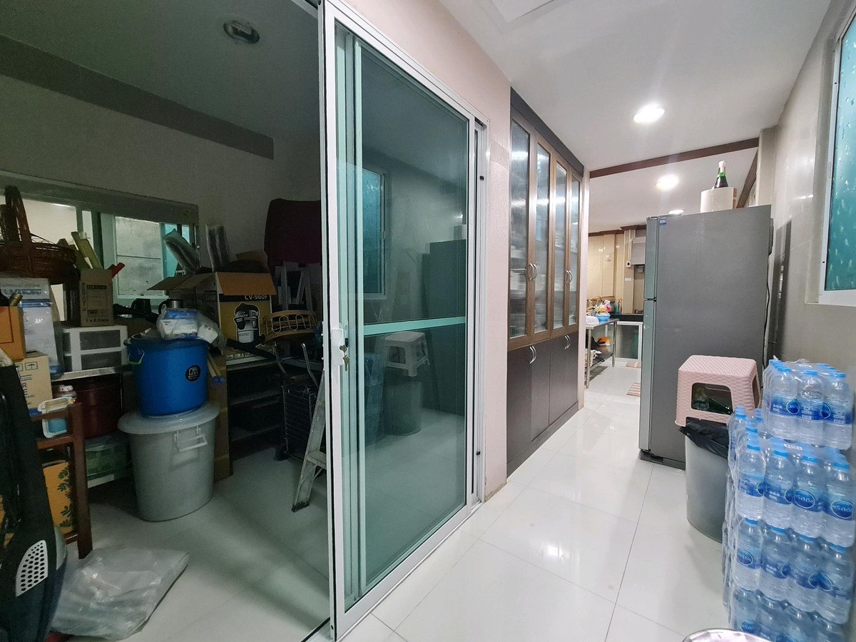 For SaleTownhomeRattanathibet, Sanambinna : Townhouse for sale, 2 floors, 3 houses next to each other, 49.5 sq m, luxuriously decorated, nice to live in, Nonthaburi 48, opposite the lottery office.