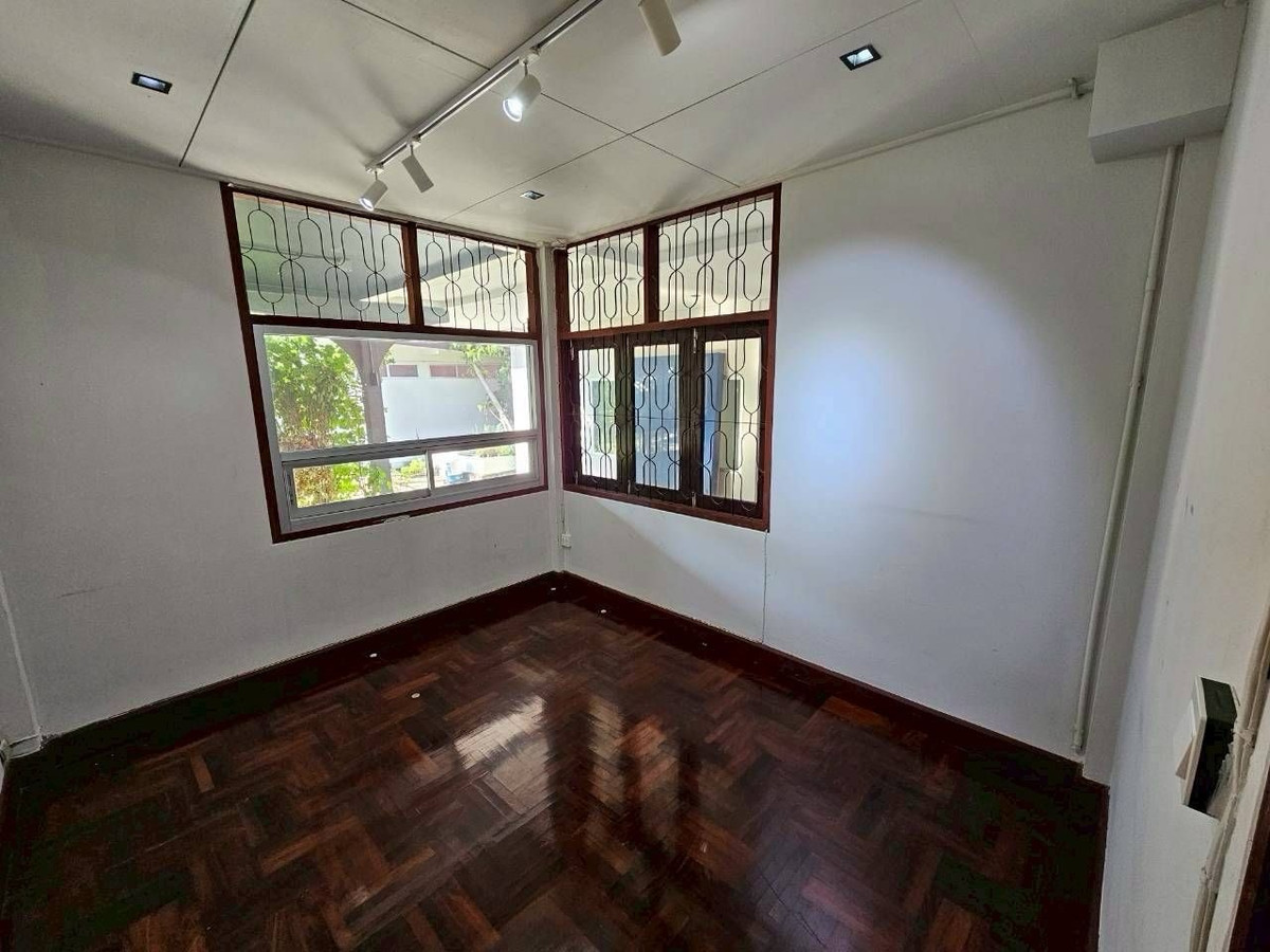 ให้เช่าบ้านลาดพร้าว เซ็นทรัลลาดพร้าว : บ้านสวนให้เช่า ลาดพร้าว เหมาะทำธุรกิจ โฮมออฟฟิศ สตูดิโอ ใกล้ MRT ลาดพร้าว และ BTS แยกลาดพร้าว