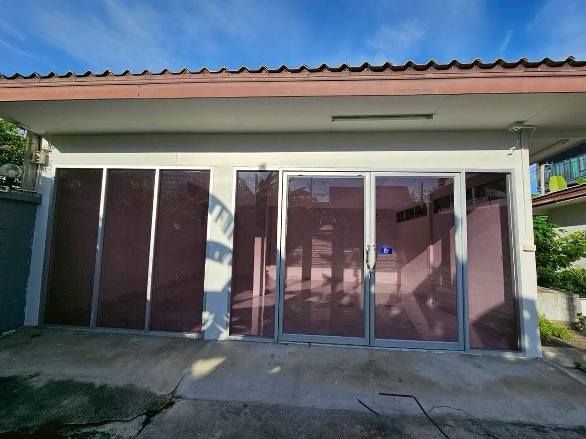 ให้เช่าบ้านลาดพร้าว เซ็นทรัลลาดพร้าว : บ้านสวนให้เช่า ลาดพร้าว เหมาะทำธุรกิจ โฮมออฟฟิศ สตูดิโอ ใกล้ MRT ลาดพร้าว และ BTS แยกลาดพร้าว