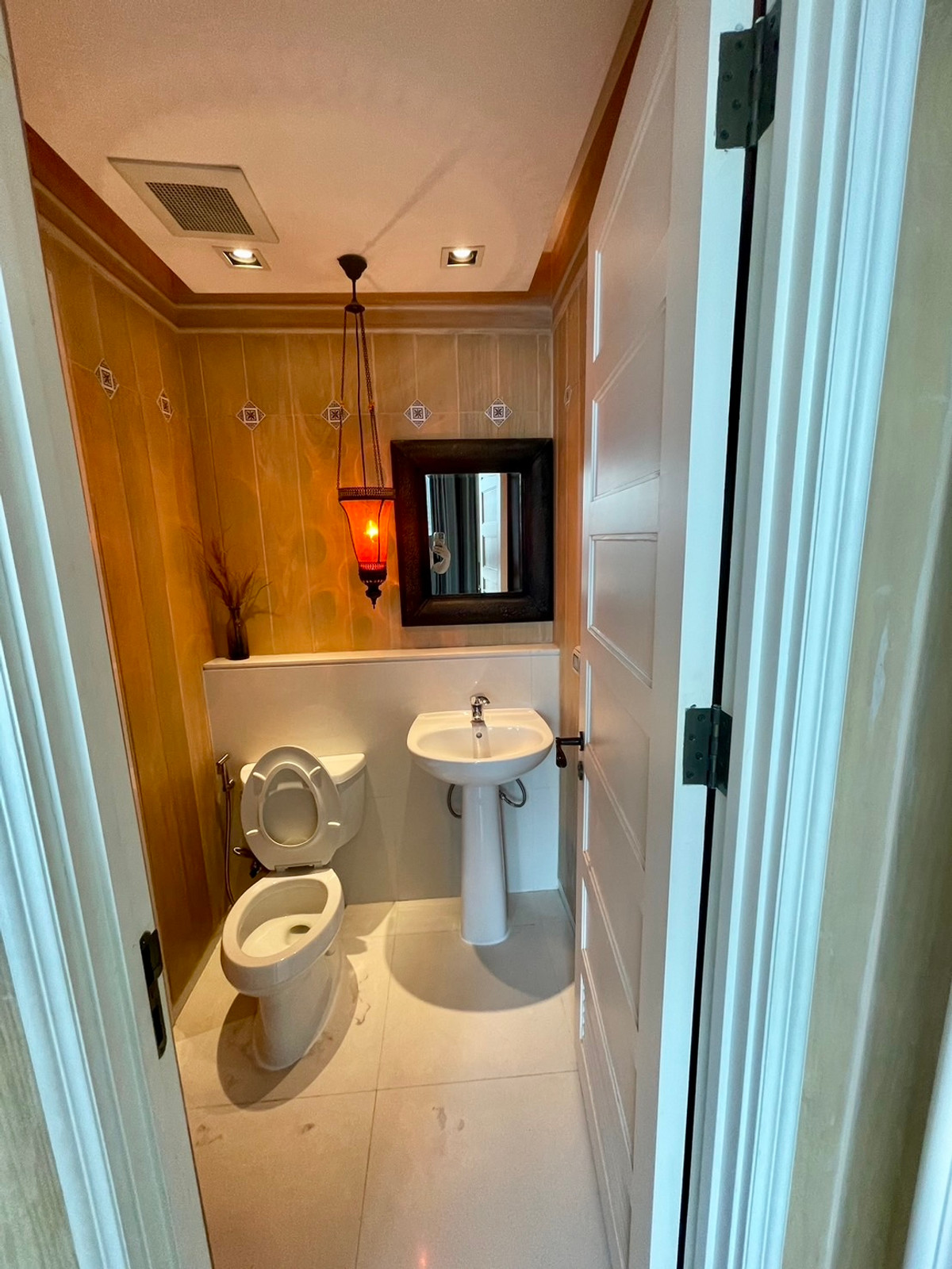 For RentCondoSukhumvit, Asoke, Thonglor : 🐱Pet-friendly📍AGUSTON Sukhumvit 22, 3 BR, 4 BA with a bathtub, separate Thai kitchen