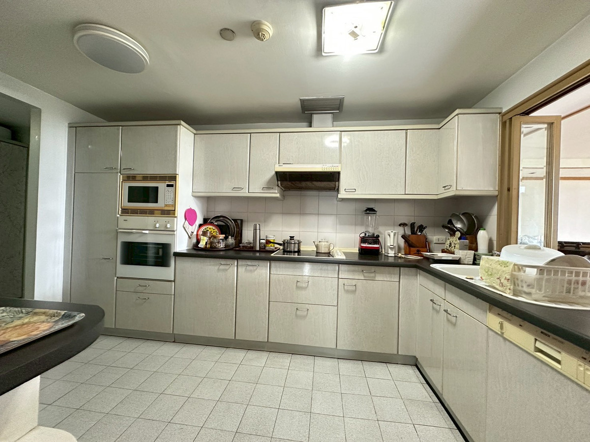 ขายคอนโดวิทยุ ชิดลม หลังสวน : Spacious 3BR for SALE at Somkid Gardens - Prime Chidlom Location