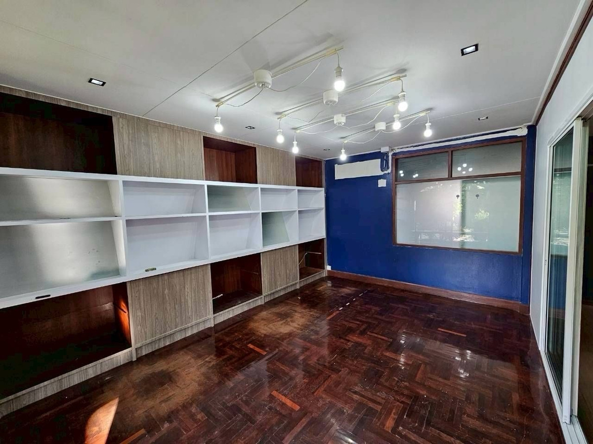 ให้เช่าบ้านลาดพร้าว เซ็นทรัลลาดพร้าว : บ้านสวนให้เช่า ลาดพร้าว เหมาะทำธุรกิจ โฮมออฟฟิศ สตูดิโอ ใกล้ MRT ลาดพร้าว และ BTS แยกลาดพร้าว