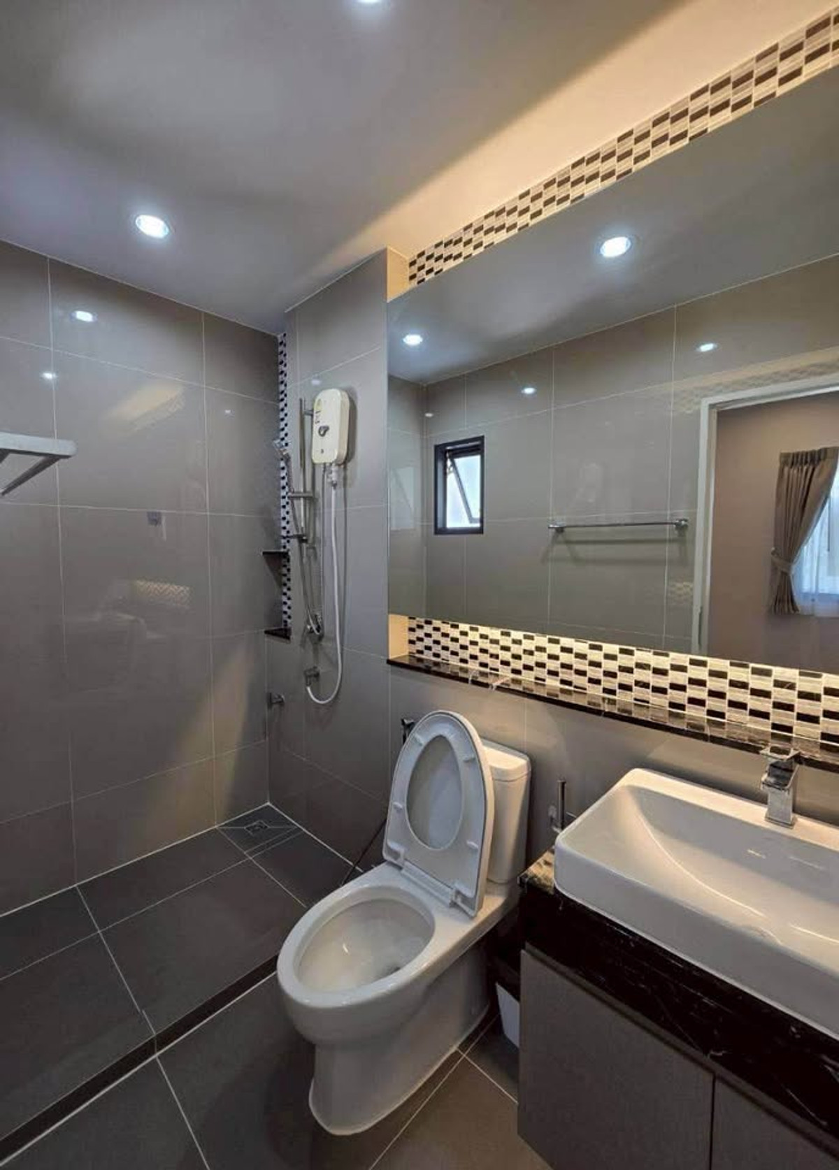 For RentHousePattanakan, Srinakarin : P-2924 ให้เช่า ! Single house in prime location Near Burasiri Pattanakarn International School, ready to move in.