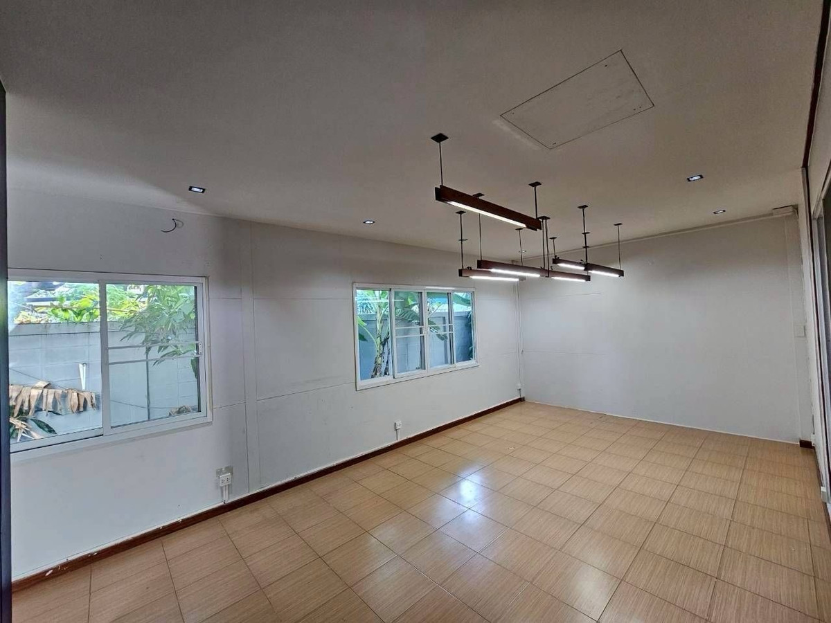 ให้เช่าบ้านลาดพร้าว เซ็นทรัลลาดพร้าว : บ้านสวนให้เช่า ลาดพร้าว เหมาะทำธุรกิจ โฮมออฟฟิศ สตูดิโอ ใกล้ MRT ลาดพร้าว และ BTS แยกลาดพร้าว