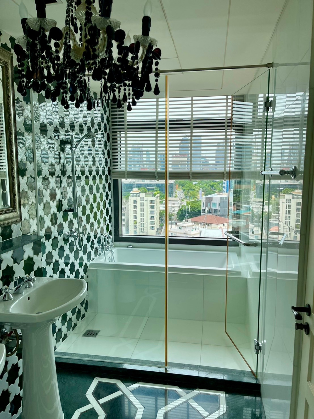 For RentCondoSukhumvit, Asoke, Thonglor : 🐱Pet-friendly📍AGUSTON Sukhumvit 22, 3 BR, 4 BA with a bathtub, separate Thai kitchen