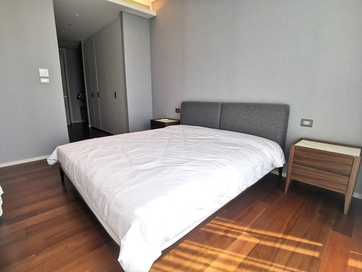 ขายคอนโดวิทยุ ชิดลม หลังสวน : For Sale Largest 2 Bedroom Corner Unit at Sindhorn Kempinski