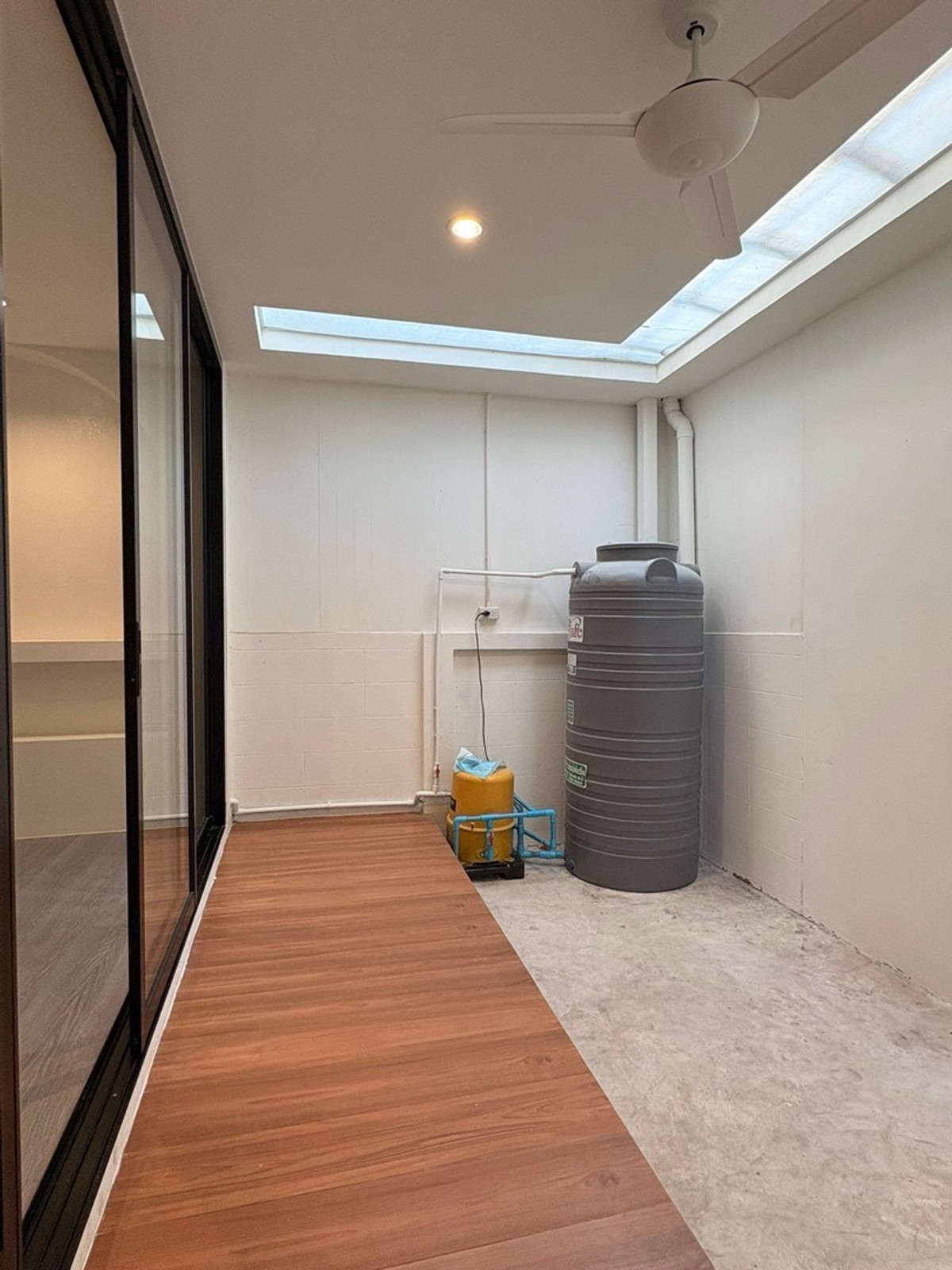 ให้เช่าโฮมออฟฟิศเลียบทางด่วนรามอินทรา : ให้เช่า โฮมออฟฟิศ ประดิษฐ์มนูธรรม ลาดพร้าว ใกล้ เลียบด่วน รามอินทรา