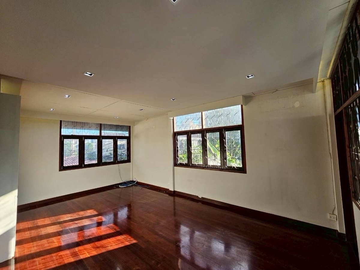 ให้เช่าบ้านลาดพร้าว เซ็นทรัลลาดพร้าว : บ้านสวนให้เช่า ลาดพร้าว เหมาะทำธุรกิจ โฮมออฟฟิศ สตูดิโอ ใกล้ MRT ลาดพร้าว และ BTS แยกลาดพร้าว