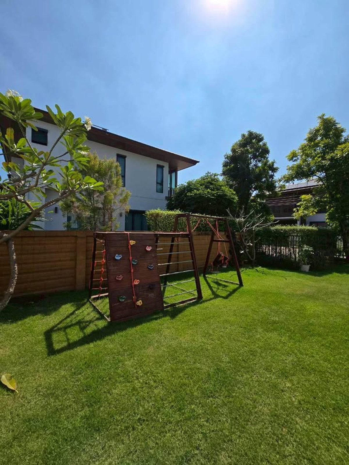 For RentHousePattanakan, Srinakarin : P-2924 ให้เช่า ! Single house in prime location Near Burasiri Pattanakarn International School, ready to move in.