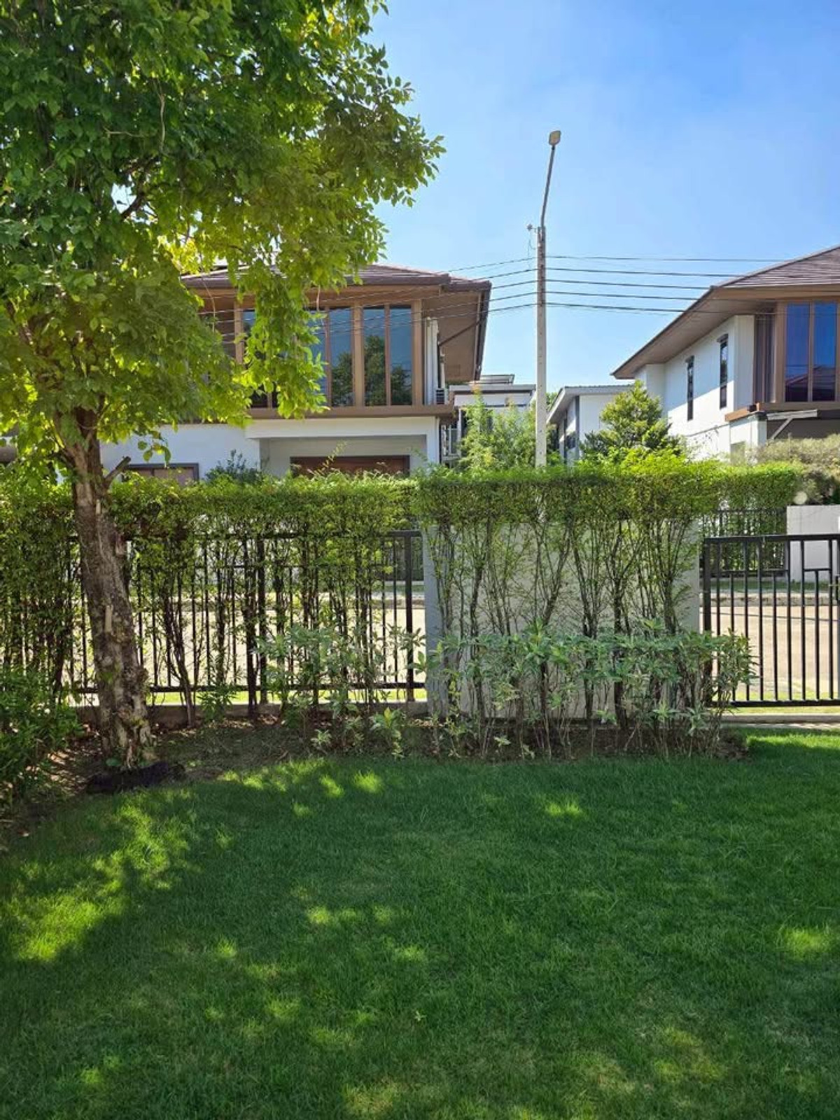 For RentHousePattanakan, Srinakarin : P-2924 ให้เช่า ! Single house in prime location Near Burasiri Pattanakarn International School, ready to move in.