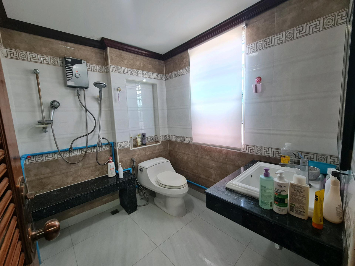 For SaleTownhomeRattanathibet, Sanambinna : Townhouse for sale, 2 floors, 3 houses next to each other, 49.5 sq m, luxuriously decorated, nice to live in, Nonthaburi 48, opposite the lottery office.