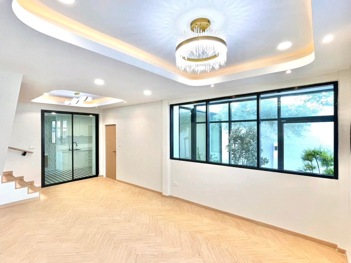 For SaleTownhomeLadprao101, Happy Land, The Mall Bang Kapi : ✨ As wide as a single house! 2-story townhome, fully decorated, Minimal style (Lat Phrao 93-101), width 10 meters, ready to move in immediately! Only 5.99 million baht🔥