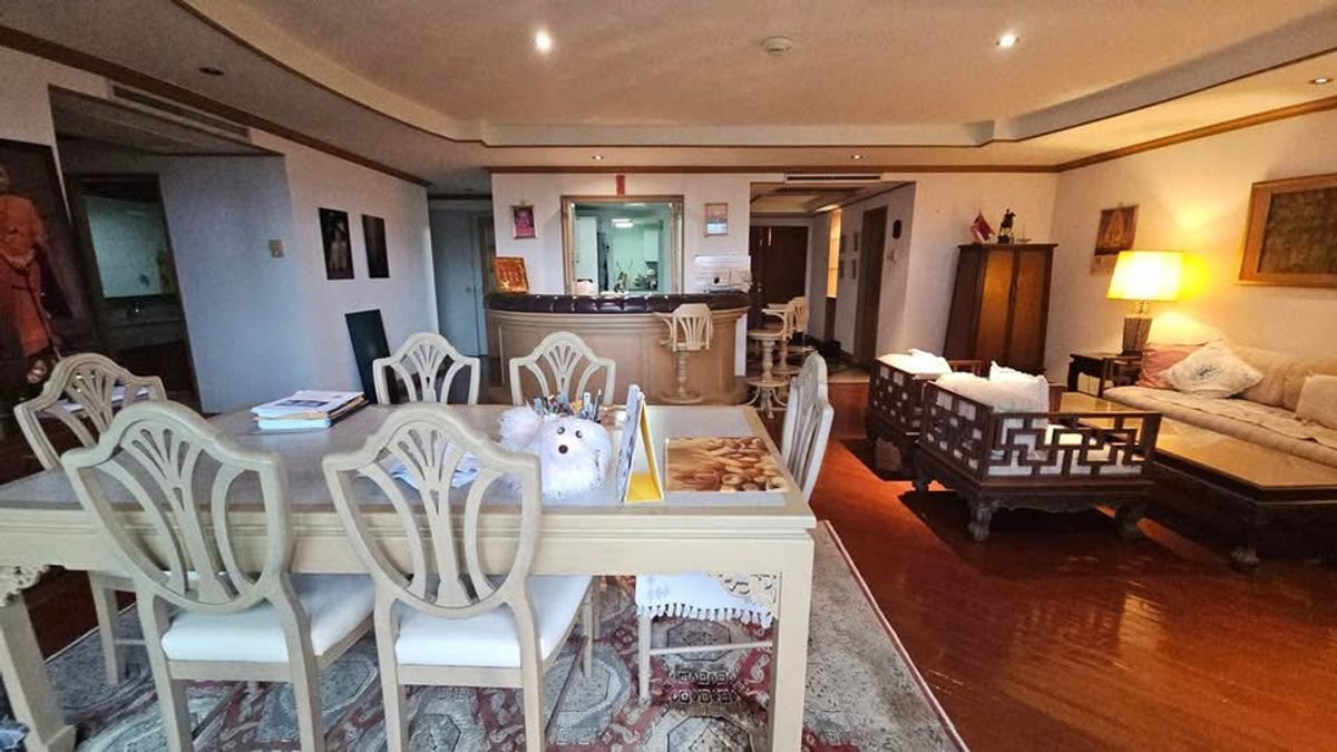 ขายคอนโดวิทยุ ชิดลม หลังสวน : Spacious 3BR for SALE at Somkid Gardens - Prime Chidlom Location