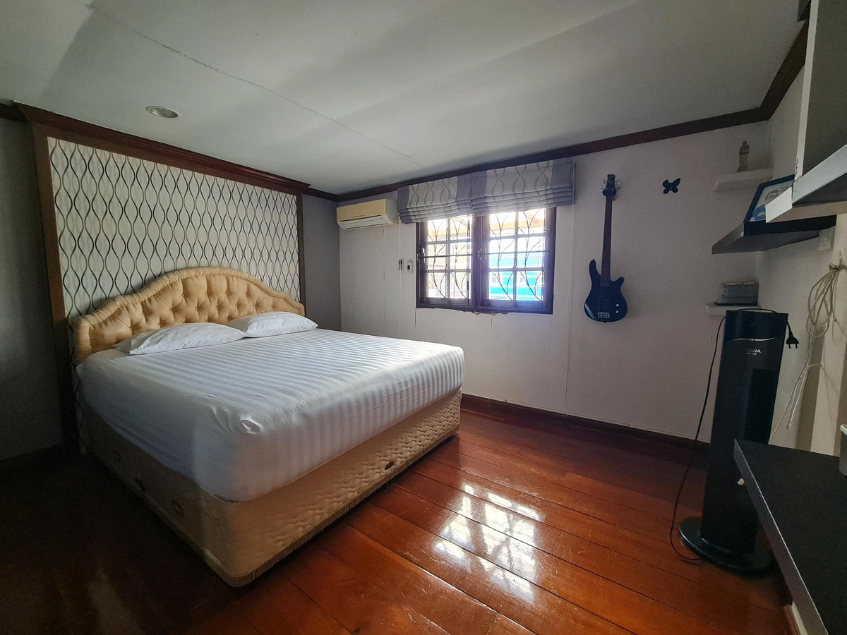 For SaleTownhomeRattanathibet, Sanambinna : Townhouse for sale, 2 floors, 3 houses next to each other, 49.5 sq m, luxuriously decorated, nice to live in, Nonthaburi 48, opposite the lottery office.