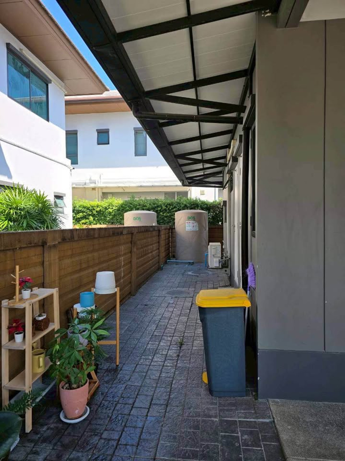 For RentHousePattanakan, Srinakarin : P-2924 ให้เช่า ! Single house in prime location Near Burasiri Pattanakarn International School, ready to move in.