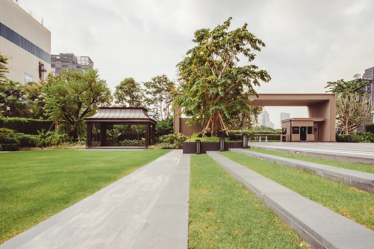 ขายคอนโดวิทยุ ชิดลม หลังสวน : For Sale Largest 2 Bedroom Corner Unit at Sindhorn Kempinski