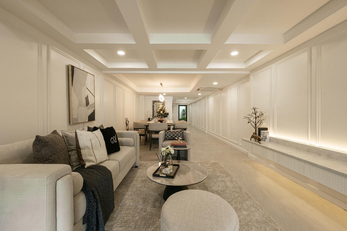 ขายทาวน์โฮมสุขุมวิท อโศก ทองหล่อ : (For Sale🔥) ทาวน์โฮมรีโนเวทใหม่ ในซอยปรีดี42 ย่านเอกมัย สไตล์ Modern French Classic 🇫🇷  13.59 ลบ.