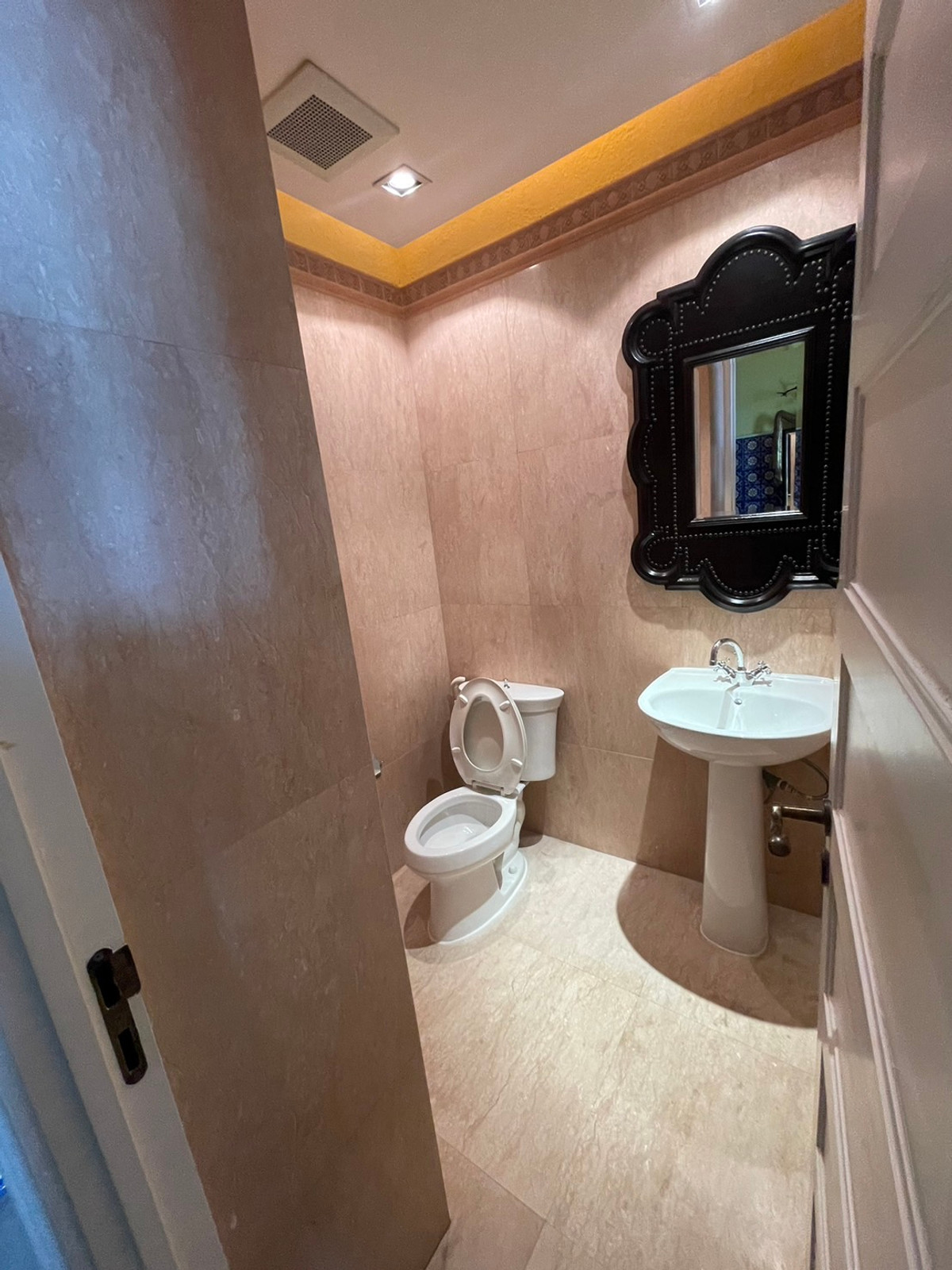 For RentCondoSukhumvit, Asoke, Thonglor : 🐱Pet-friendly📍AGUSTON Sukhumvit 22, 3 BR, 4 BA with a bathtub, separate Thai kitchen