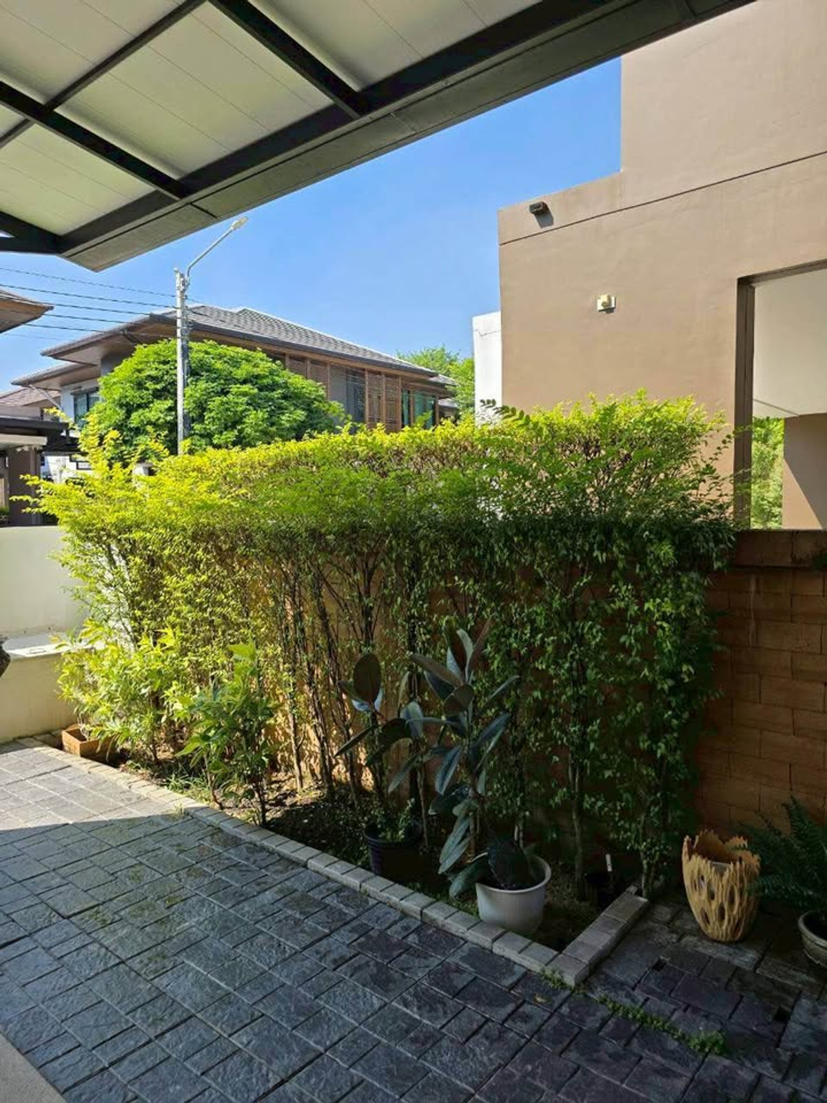 For RentHousePattanakan, Srinakarin : P-2924 ให้เช่า ! Single house in prime location Near Burasiri Pattanakarn International School, ready to move in.