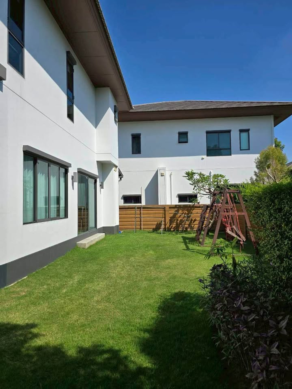 For RentHousePattanakan, Srinakarin : P-2924 ให้เช่า ! Single house in prime location Near Burasiri Pattanakarn International School, ready to move in.