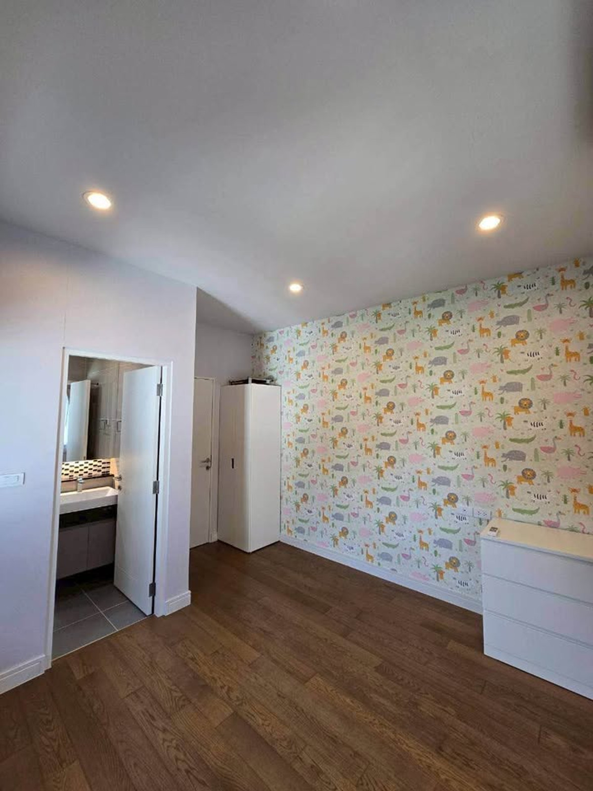 For RentHousePattanakan, Srinakarin : P-2924 ให้เช่า ! Single house in prime location Near Burasiri Pattanakarn International School, ready to move in.