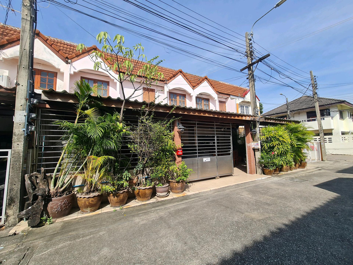 For SaleTownhomeRattanathibet, Sanambinna : Townhouse for sale, 2 floors, 3 houses next to each other, 49.5 sq m, luxuriously decorated, nice to live in, Nonthaburi 48, opposite the lottery office.